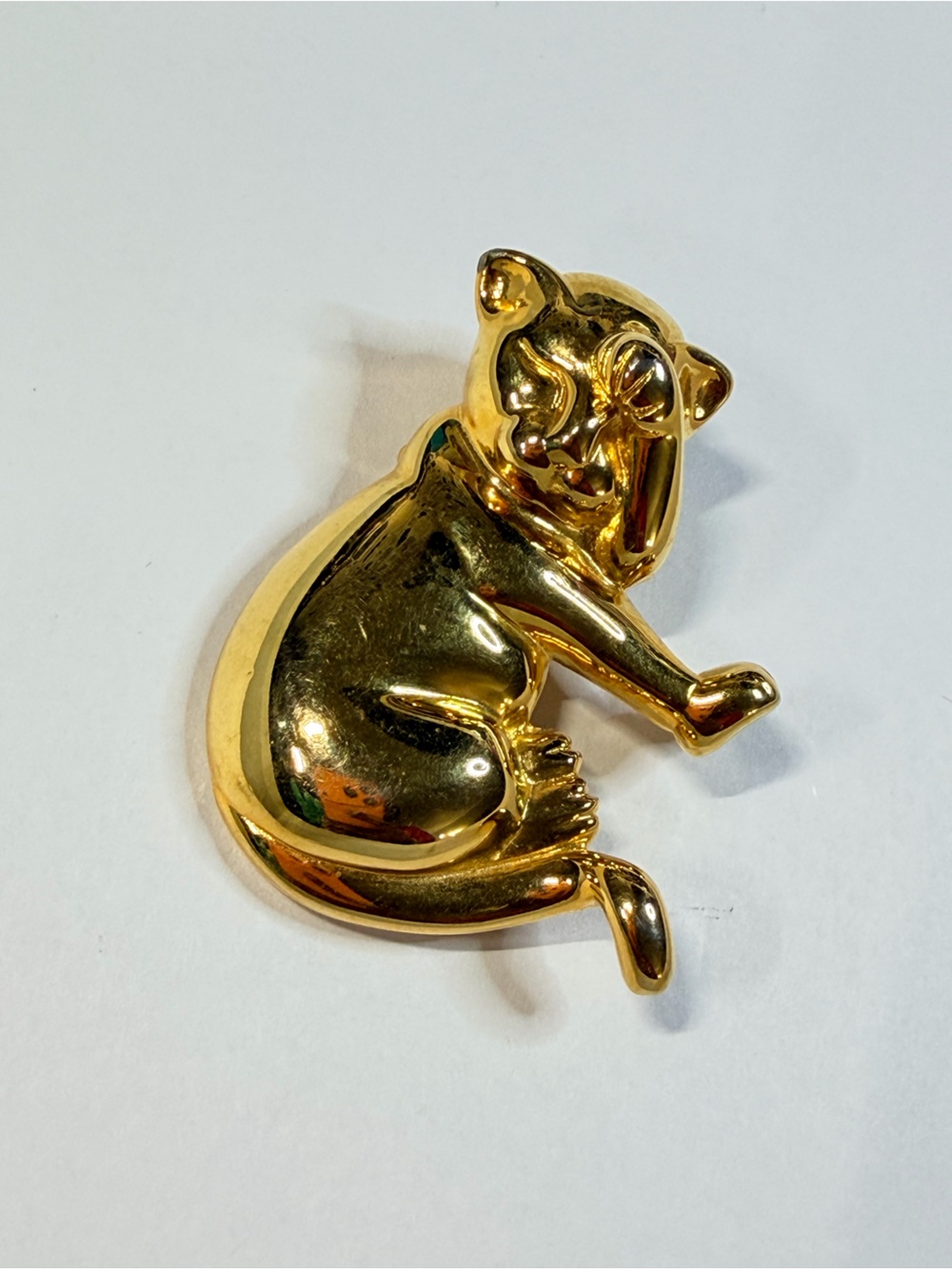 VINTAGE SIGNED ANNE KLEIN CAT BROOCH, GOLD TONE